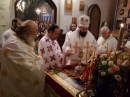 Noul preot primeşte în grijă Sfintele Taine de la episcop